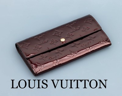 LOUIS VUITTON Geldbeutel, bordeauxrotes Vernis, innen 3 Fächer, 1 Fach mit Reißverschluss, ca. 19 x 10.5 cm, stärkere Gebr.-Spuren