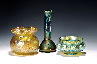 Drei Vasen, Böhmen und Lötz, um 1900, 1. Schale, Lötz, achtfach gebuckelte Form, kurzer Hals, gelbliches Glas mit Candia-Papillon, lüstiert, ca. ...