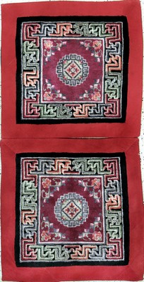 Ein Paar"Sitzauflagen", Tibet, Anfang 20.Jhd, Wolle auf Baumwolle, ca. 80 x 80 cm, EHZ: 2