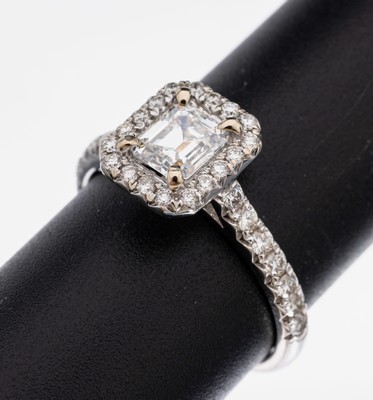 18 kt Gold Diamant-Ring, WG 750/000, Diamant-Baguette ca. 0.70 ct feines Weiß/vs- si, Brillanten zus. ca. 0.51 ct feines Weiß-Weiß/vs-si, RW 54, ...