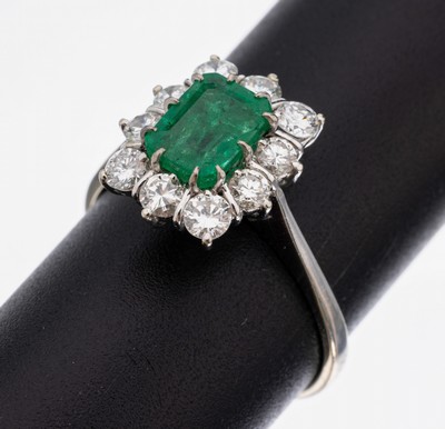 18 kt Gold Smaragd-Brillant-Ring, WG 750/000, Smaragd im Emerald Cut ca. 1.20 ct, 10 Brillanten zus. ca. 1.0 ct feines Weiß -Weiß/vs-si, RW 57, ...