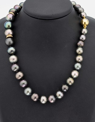 Zuchtperl-Brillant-Collier, im Verlauf Tahitizuchtperlen, D. ca. 10-13 mm, nat. Merkmale, 2 Zwischenglieder, GG 585/000, mit Brillanten zus. ca. ...