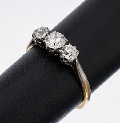 18 kt Gold Diamant-Ring, England um 1920, GG 750/000 und Platin, 1 Altschliffdiamant ca.0.55 ct, 2 Altschliffdiamanten zus. ca. 0.65 ct Weiß/si, RW ...