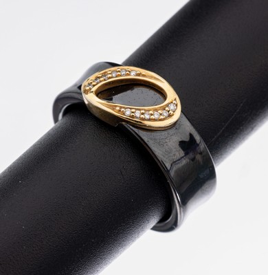 14 kt Gold Keramik-Brillant-Ring, GG 585/000, sign. CEM, 12 Brillanten zus. ca. 0.10 ct feines Weiß-Weiß/lr-vs, RW 56