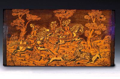 Bildtafel/Intarsienbild, Historismus, um 1900, barocke Jagdszene mit drei Reitern, Jagdhunden und Hirsch in stil. Landschaft, Weichholz mit Auflagen ...