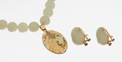 14 kt Gold Jade-Schmuckset, GG 585/000, best. aus: Collier, L. ca. 47.5 cm, Kastenschloss mit Sicherheitsacht, Jadekugeln,D. ca. 10.2 mm, Anhänger ...