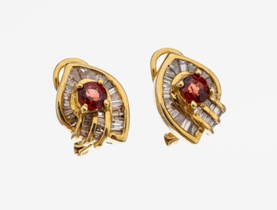 Paar 18 kt Gold Granat-Diamant-Ohrstecker, GG 750/000, 2 rundfacett. Granate zus. ca. 0.20 ct, Diamant-Trapeze und -Baguettes zus. ca. 0.70 ct ...