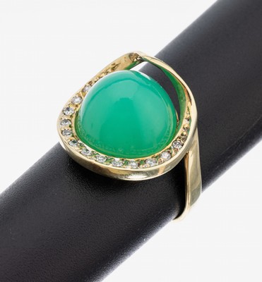 14 kt Gold Chrysopras-Diamant-Ring, GG 585/000, mittig spitz zulaufender Chrysopras- Cabochon, 13 8/8-Diamanten zus. ca. 0.22 ct Weiß/si-p, RW 53, ...