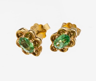 Paar 18 kt Gold Granat-Ohrstecker, GG 750/000, blütenförm., 2 ovalfacett. grüne Granate zus. ca. 1.0 ct, ca. 4.6 g, Etui und Expertise anbei