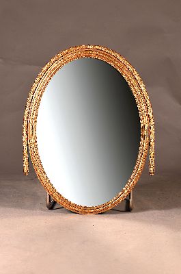 Ovaler Wandspiegel, um 1900, klassizistisch, Holzrahmen mit Lorbeer- und Akanthusdekor, goldfarben gefaßt, Spiegelglas erneuert, ca. 88x67cm