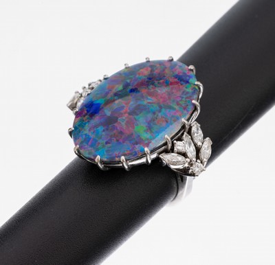 18 kt Gold Diamant-Opal-Ring, WG 750/000, mittig ovale Opaltriplette mit Farbspiel in blau, rot, grün und gelb, Ringschultern bes. mit 8 ...