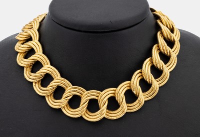 18 kt Gold Collier, GG 750/000, strukt. Oberfläche, ovale ineinander verschlungene Glieder, L. ca. 44.5 cm, Kastenschloss mit Sicherheitsacht, ca. ...