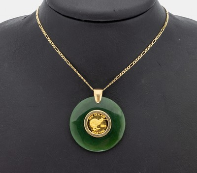 18 kt Gold Jade-Medaillen-Anhänger, GG 750/000, runde Jadescheibe mittig mit Medaille, Einlage: New Zealand Gold Kiwi 1/20 oz GG 999/000, an 8 kt ...