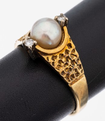 14 kt Gold Perl-Brillant-Ring, GG 585/000, mittig Zuchtperle, D. ca. 6.4 mm, 2 Brillantenzus. ca. 0.06 ct Weiß/si, RW 58, ca. 4.3 g