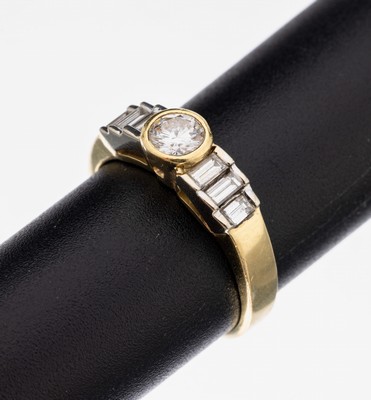 18 kt Gold Diamant-Ring, GG/WG 750/000, mittig 1 Brillant ca. 0.30 ct Weiß/si, 6 Diamant-Baguettes zus. ca. 0.28 ct Weiß/si, RW53, ca. 4.4 g