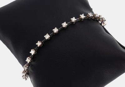 18 kt Gold Brillant-Armband, WG 750/000, 28 Brillanten zus. ca. 1.40 ct Weiß- get.Weiß/si-p, L. ca. 19 cm, Kastenschloss mitSicherheitsacht, ca. ...