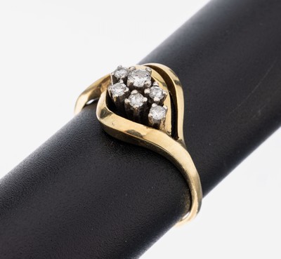 14 kt Gold Brillant-Ring, GG/WG 585/000, 6 in WG gefasste Brillanten zus. ca. 0.10 ct Weiß/p, ca. 3.5 g, RW 56.5