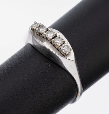 14 kt Gold Brillant-Ring, WG 585/000, 5 Brillanten zus. ca. 0.20 ct Weiß/si, RW 56, ca. 2.3 g