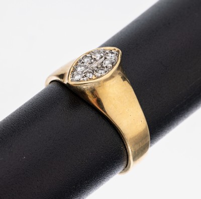 14 kt Gold Brillant-Ring, GG 585/000, ovaler Ringkopf bes. mit 8 Brillanten zus. ca.0.04 ct Weiß/p, ca. 3.4 g, RW 51