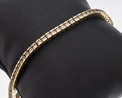 14 kt Gold Brillant-Armband, GG 585/000, 64 Brillanten zus. ca. 0.64 ct Weiß/si-p1, L. ca. 18 cm, Kastenschloss mit Sicherheitsacht, ca. 11 g