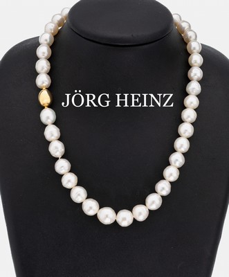 Zuchtperl-Collier mit 18 kt Gold JÖRG HEINZ Schließe, GG 750/000, barocke Südsee- zuchtperlen, D. ca. 10-12 mm, ovale Schließe, L. ca. 44 cm
