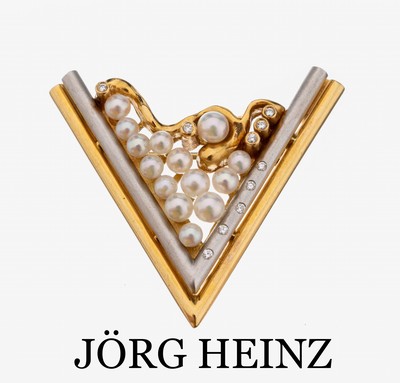18 kt Gold JÖRG HEINZ Perl-Brillant Schmuckschließe, GG/WG 750/000, V-Förmig, mittig mit l.rosef. Perlen in versch. Größen, mit schönem ...