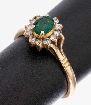 14 kt Gold Smaragd-Brillant-Ring, GG 585/000, ovalfacett. Smaragd ca. 0.20 ct, nat.Merkmale/Kerben, 12 Brillanten zus. ca. 0.24 ct ...