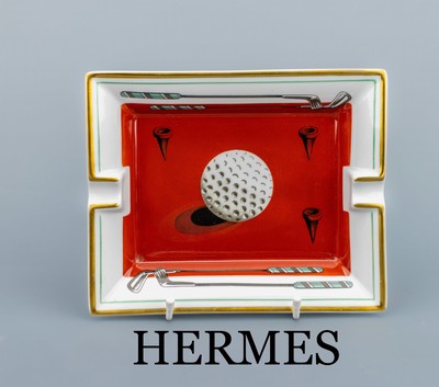 HERMES Aschenbecher, Porzellan korallen- roter Fond mit großem weißem Golfball und gold-Tees, Randseiten mit Golfschläger-MotivenRand ...