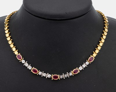 18 kt Gold Rubin-Brillant-Collier, GG/WG 750/000, qualitätvolle Verarbeitung, 5 ovalfacett. Rubine von schöner Farbe zus. ca. 4.75 ct, 12 in WG ...