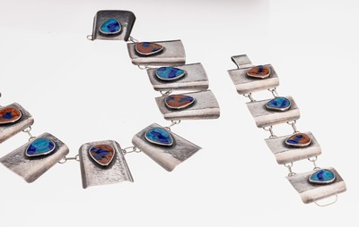 Ausgefallenes Schmuckset, Silber gepr., Glieder mit Hammerschlagdekor, aufgelegte schildförmige Elemente mit Kaltlack in Braun und Blau, Armband, ...