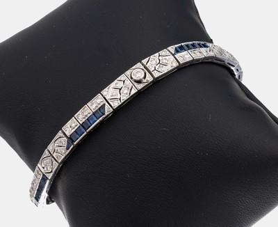 18 kt Gold Brillant-Saphir-Armband, um 1930, WG 750/000, 104 Brillanten zus. ca. 0.80 ct Weiß/si, 62 facett. Saphire zus. ca. 2.80 ct, L. ca. 17 ...