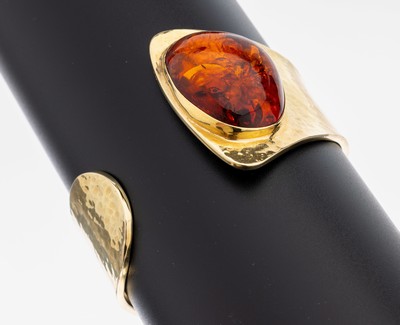14 kt Gold Bernstein-Armreif, GG 585/000, Handarbeit, Hammerschlagverz., großer Bernsteincabochon, ca. 40.7 g, Max Raschke K.G., Bernstein, Gold- ...