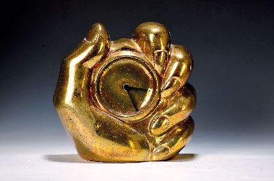 Helmut Lander, 1924 Weimar-2013 Darmstadt, Tischuhr, Bronzeskulptur in Form einer Hand, Quartzwerk nicht geprüft, H. ca. 25cm