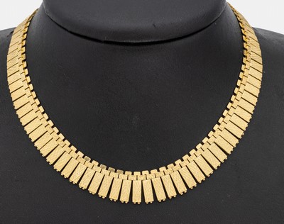 14 kt Gold Collier, GG 585/000, Vorderseitestrukt., Rückseite pol., bewegl. Stäbchen im Verlauf, L. ca. 44 cm, Kastenschloss mit Sicherheitsacht, ...