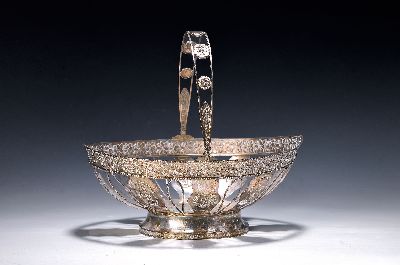 Empire-Korbschale aus Silber Johann Heinrich Lorenz Kleucker (1776-1842 Lüneburg), vor 1828, Silber, Glaseinsatz fehlt, Fuß mit Palmettenfries, ...