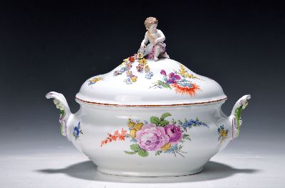 Terrine, Meissen, Marcolinizeit, 1774-1814, Porzellan, polychrome Blumenbuketts, Bekrönung in Form eines Putto mit Füllhorn, applizierte Blüten, ...