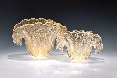 Zwei große Muschelschalen, Murano, wohl Seguso, Kristallglas mit ausgezogenen Seiten, farbloses Kristallglas mit eingepudertem Goldflitter und ...