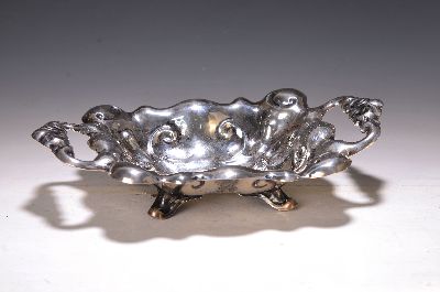 Doppelhenkelschale, wohl deutsch, um 1835/40, 12-lötiges Silber, Marke unleserlich, ca. 330 g, ca. 8 x 33.5 x 20 cm, l. verbogen