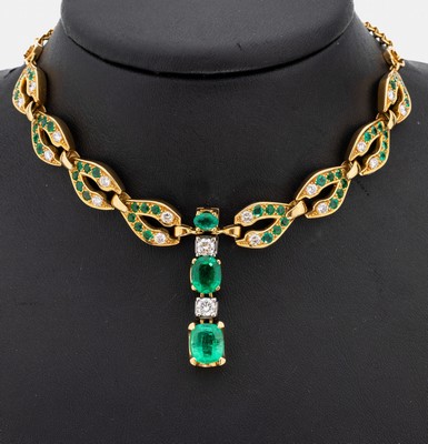 Exklusives 18 kt Gold Smaragd-Brillant- Collier, GG 750/000, Mittelteil bes. mit 3 ovalfacett. und 48 rundfacett. Smaragden zus. ca. 9.00 ct, 26 ...
