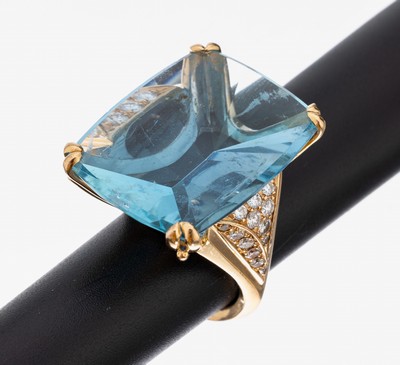 18 kt Gold Aquamarin-Brillant-Ring, GG 750/000, rechteckiger Aquamarin im Bufftop- Schliff ca. 60.0 ct, nat. Einschlüsse, 52 Brillanten zus. ca. ...