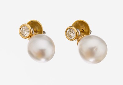 Paar 18 kt Gold Brillant-Perl-Ohrstecker, GG 750/000, 2 Südseezuchtperlen D. ca. 13.5 mm, nat. Merkmale, unrund, 2 Brillanten zus. ca. 1.0 ct ...