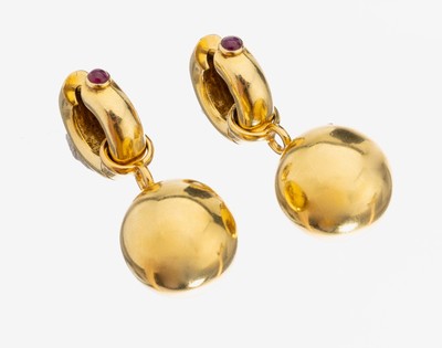 Paar 18 kt Gold Rubin-Creolen mit Einhängern, GG 750/000, 2 Rubin-Cabochons, abnehmbare Kugeln, ca. 22.0 g, L. ca. 4 cm