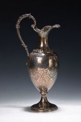 Henkelkanne aus Silber, 20.Jh., 800er, in klassizistischem Stil, Herstellermarke unleserlich, H. 31 cm, 481g