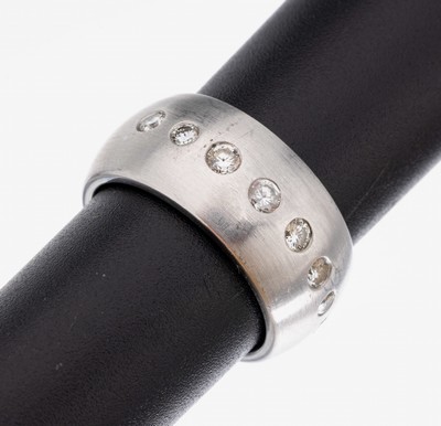 14 kt Gold Brillant-Ring, WG 585/000, Schiene fein sat., bes. mit 7 Brillanten zus. ca. 0.28 ct Weiß/si-p, 1 Stein Diamantimitation, RW 55, ca. ...