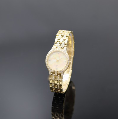Damenarmbanduhr in GG 750/000 mit Diamanten, Schweiz/Deutschland um 1990, massives Goldgeh. inkl. Gliederband, Lünette wie Band aufw. m. Diamanten ...