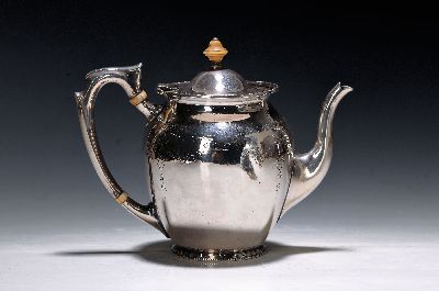 George V Teekanne aus Silber, John Round, Sheffield, 1913, Silber, gravierter Schleifendekor, ca. 555g