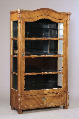 Vitrine, deutsch, um 1850, Kirschbaumfurnier, eine Tür, dreiseitig verglast, Inneneinrichtung dunkel oberes Fach mit kleinem Aufsatz, innen ...