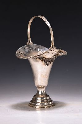 Henkelkorb aus Silber, Anfang 20.Jh., Girlandendekor wohl sekundär, ungemarkt, H. 23cm, 268g