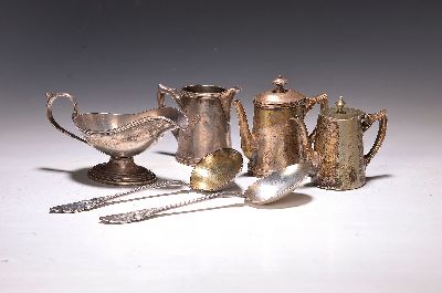 6 Tafelobjekte, Metallwerk Arthur Krupp Berndorf, nach 1908, Weißmetall, Soßengießer, 3 untersch. Kännchen, Soßenkelle und Vorlegelöffel, ...