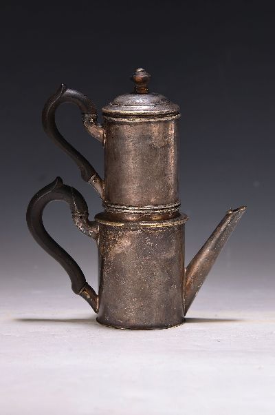 Kleiner Perkolator, Conraetz, Wien, 19.Jh., Metall versilbert, Holzgriffe (rest.), Ausgussdeckel fehlt, 2 tlg., H. 16 cm